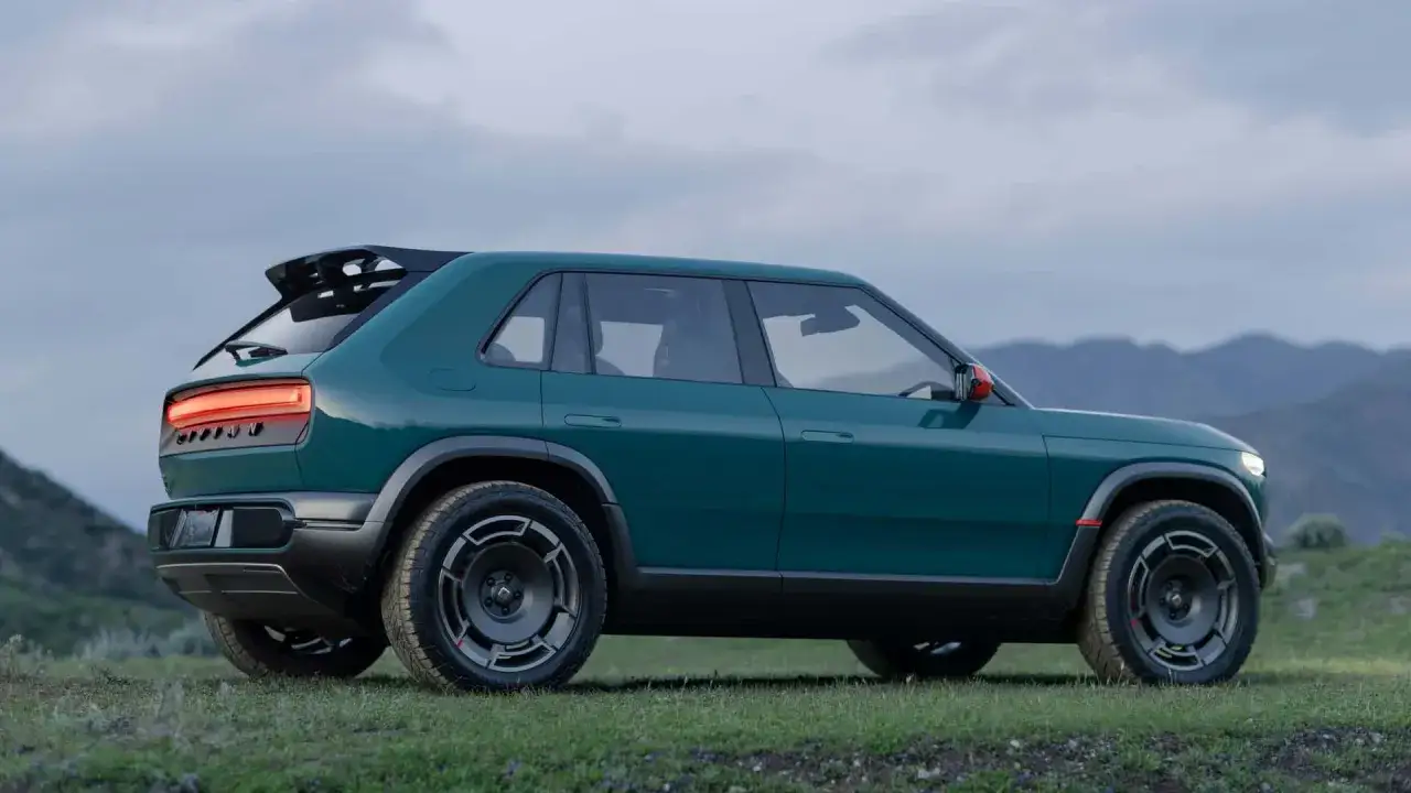 Un SUV elettrico verde petrolio, con un design moderno e ruote particolari, pronto a dominare la classifica auto elettriche.