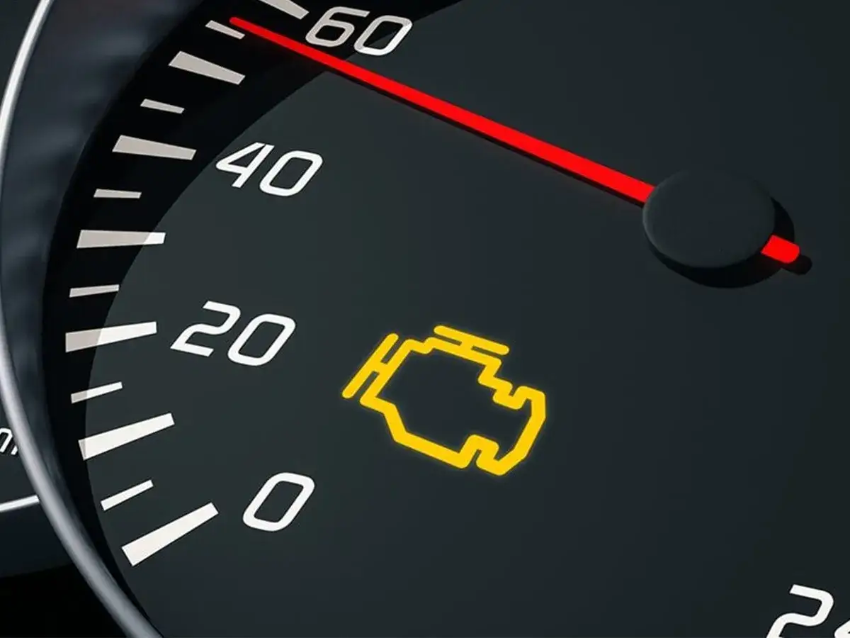 Cruscotto auto con spia motore accesa. La lancetta indica una velocità bassa, ma la luce gialla dell'EPC spia è un campanello d'allarme.