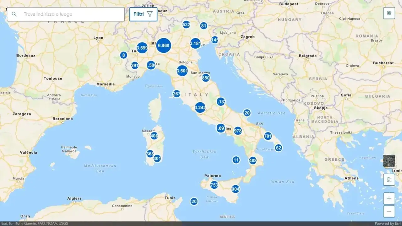 Mappa dell'Europa con evidenziati i punti di ricarica auto elettriche in Italia e nei paesi limitrofi, con numeri che indicano la quantità per area.
