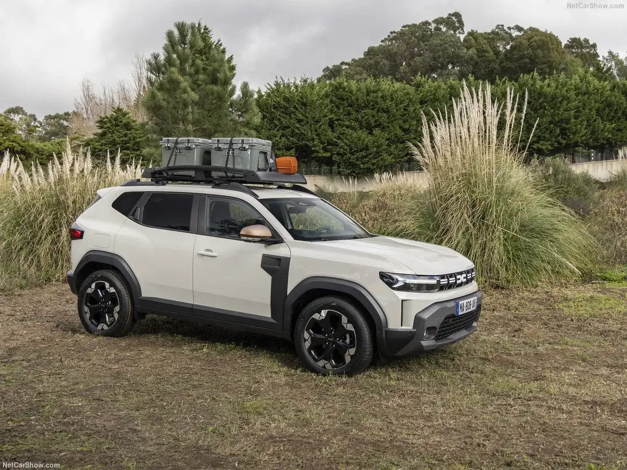 Dacia Duster pronto all'avventura, con box sul tetto. Le recensioni confermano la sua versatilità.