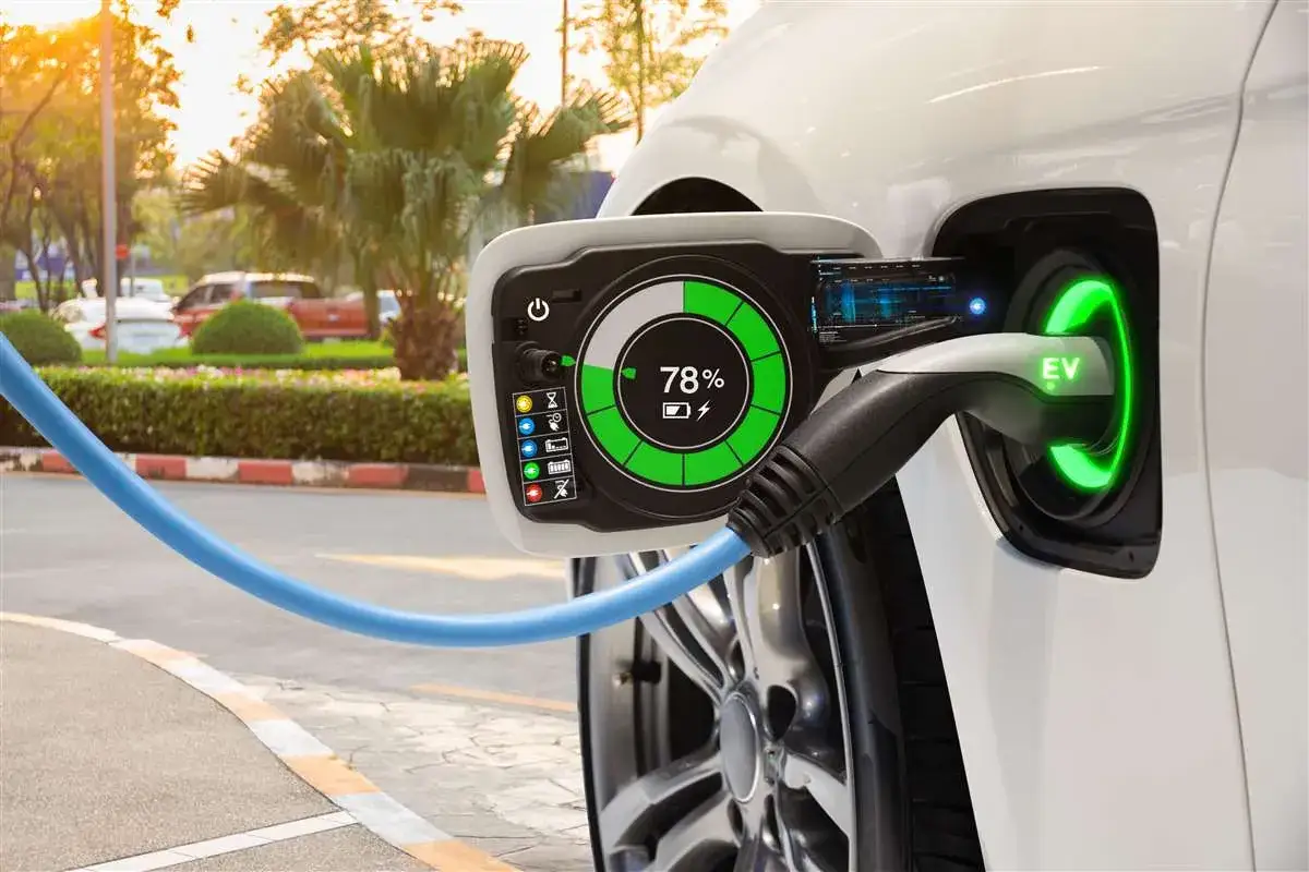 Auto elettrica in carica, con display al 78%. Un futuro sostenibile in Veneto, con incentivi per il bollo auto elettriche.