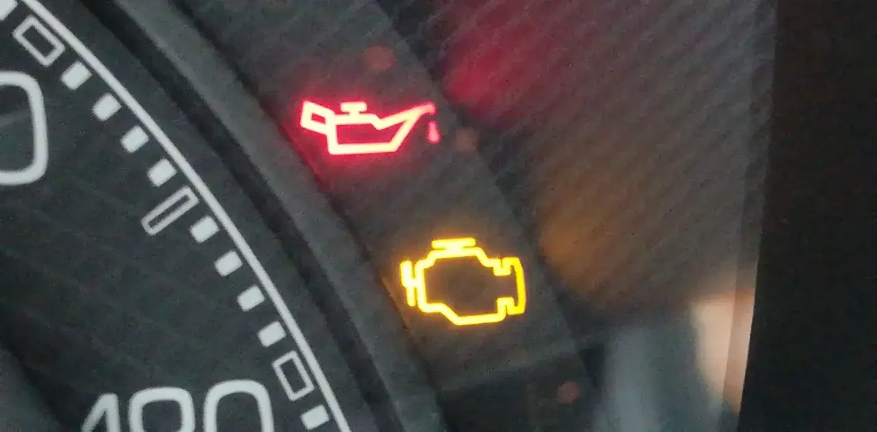 Spia livello olio motore accesa, insieme alla spia motore. Controllare l'olio!