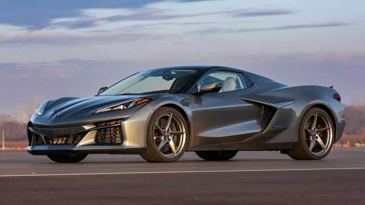 Chevrolet Corvette C8 grigio metallizzato, un esempio dei moderni modelli Chevrolet che unisce design aggressivo e prestazioni.
