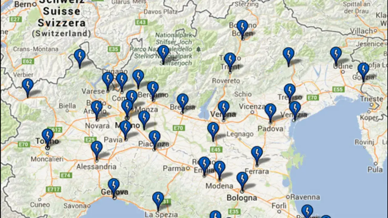 Mappa dell'Italia settentrionale con pin blu a forma di fulmine che indicano punti di ricarica.