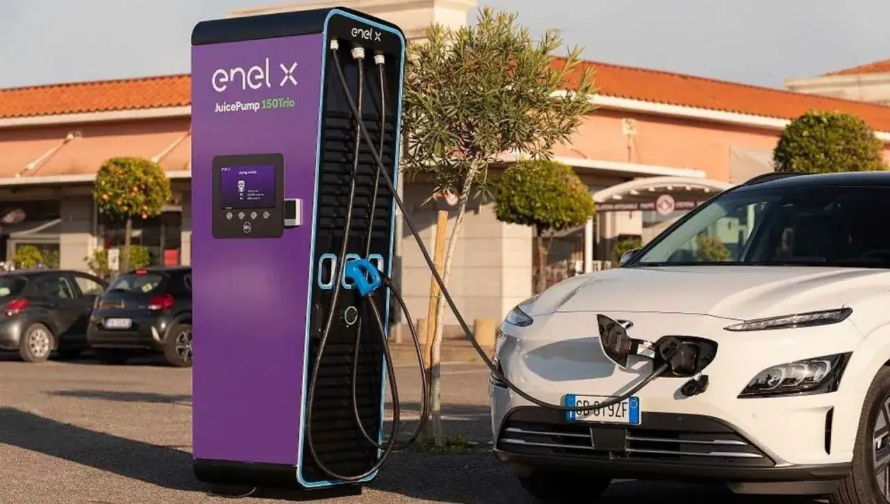 Stazione di ricarica Enel X JuicePump 150Trio con auto elettrica in carica. Le recensioni per questa stazione sono positive.