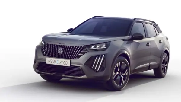Nuova Peugeot E-2008, SUV elettrica dal design audace, pronta a stupire con la sua autonomia.
