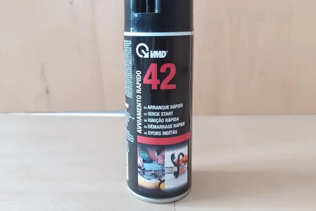 Spray avviamento motore VMD 42, per un rapido avvio di motori difficili. Mostra immagini di un motore e una motosega.