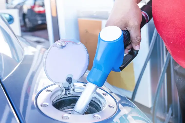 Rifornimento AdBlue: cosa succede se metto troppo? La pompa blu inserita nel serbatoio dell'auto.