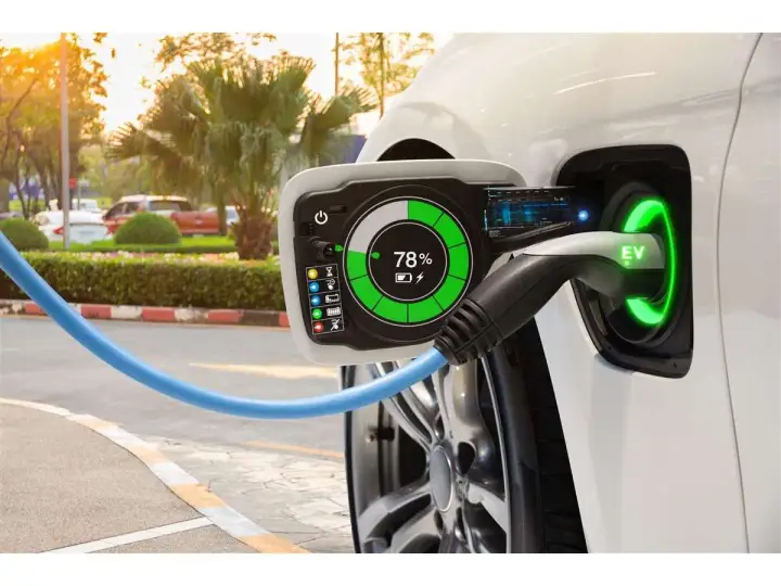 Auto elettrica in carica, con display al 78%. Un futuro sostenibile in Veneto, con il bollo auto elettriche che incentiva la transizione ecologica.