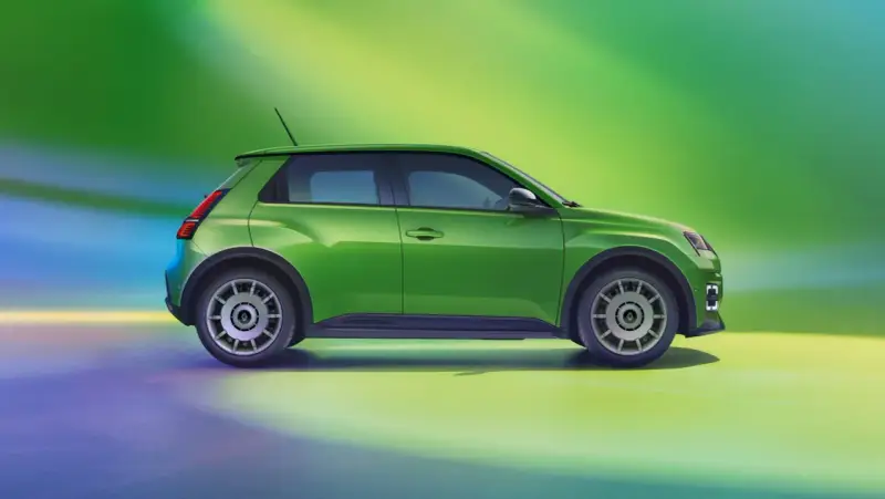 Renault 5 elettrica: prestazioni agili e design iconico in verde brillante.