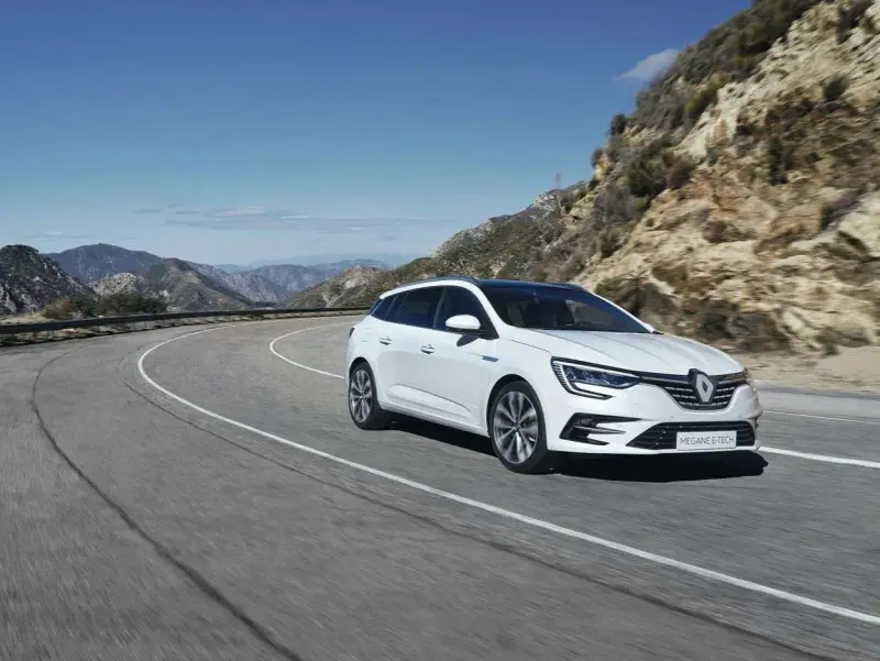 Renault Mégane E-Tech, un'auto elettrica che offre un'esperienza di guida fluida e silenziosa, ideale per esplorare paesaggi montani.