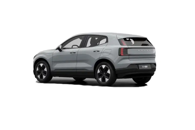 La Volvo EX30, con le sue dimensioni compatte, si presenta in grigio metallizzato, mostrando un design moderno e distintivo.